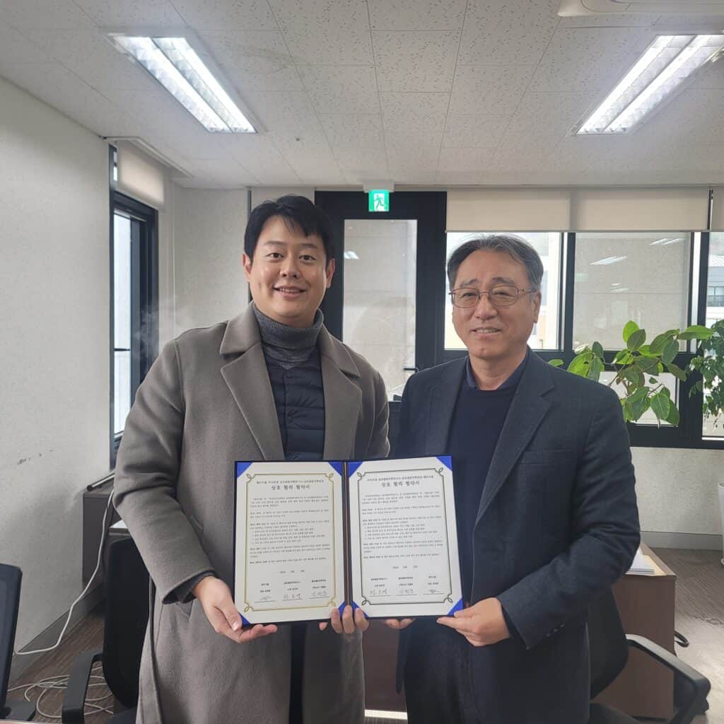 Official ceremony photo of Chapter Seoul and BUFS Korean Department signing the agreement