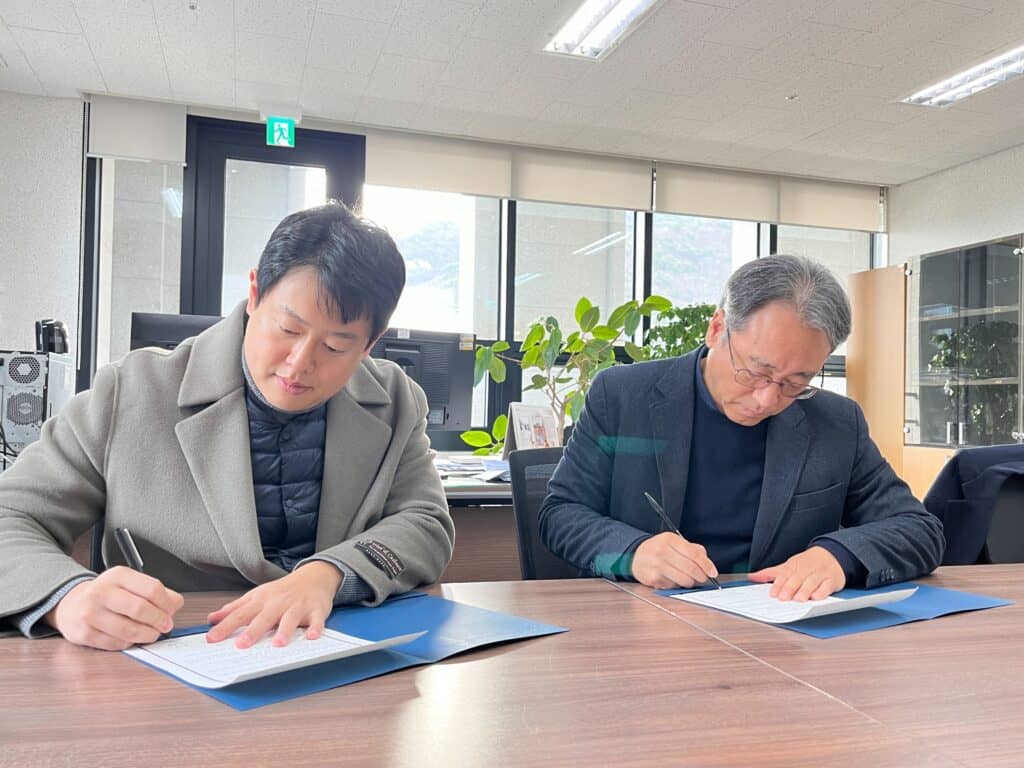 Representatives of Chapter Seoul and BUFS Korean Department signing the MOU