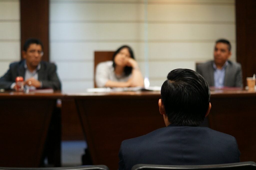 한국 기업 면접을 보는 외국인 지원자와 면접관